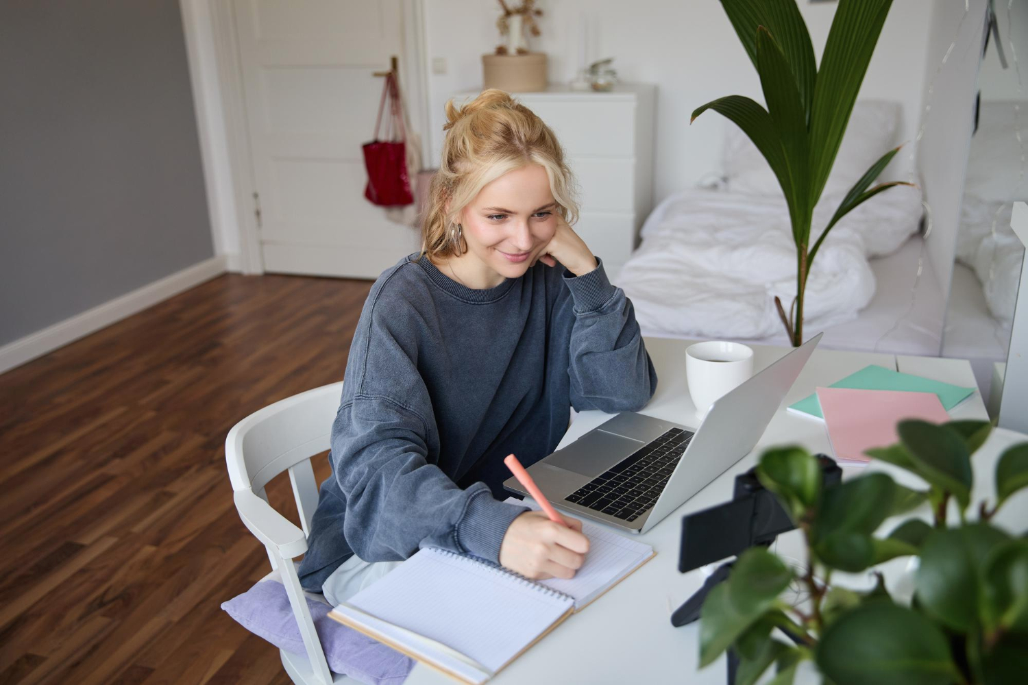 Υποψήφιος συμμετέχει σε online εξέταση Αγγλικών από τον προσωπικό του υπολογιστή.