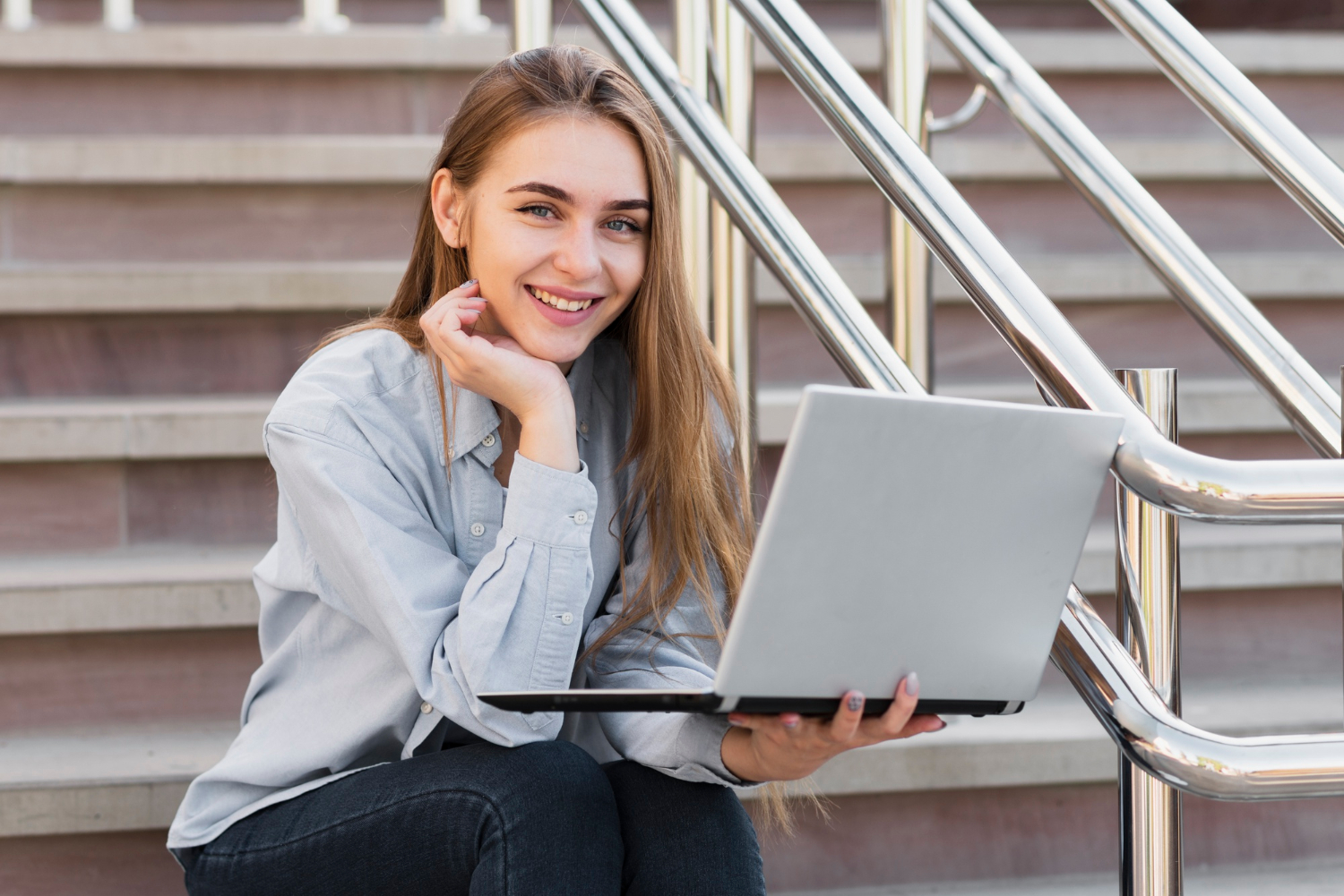 Φοιτητής χρησιμοποιεί πλατφόρμα e-learning για την εκμάθηση Αγγλικών σε φορητό υπολογιστή.